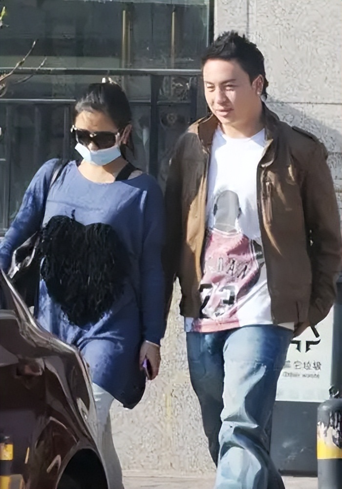 释小龙|释小龙打高尔夫全程雪茄不离手，网友：有钱人的象征