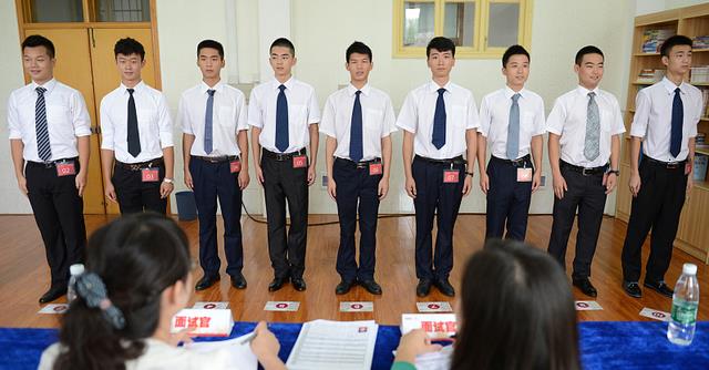 离职|职场里这几件事别轻易透露，“看人下菜碟”的同事，大有人在