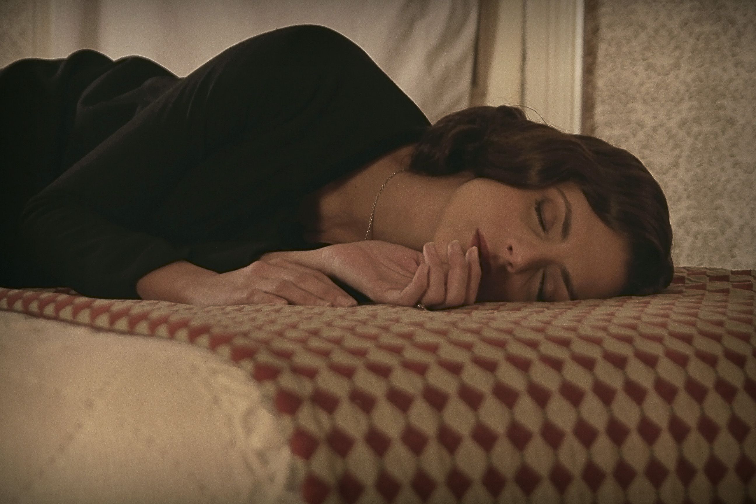 鼩鼱的巢穴|?西班牙高分惊悚片《鼩鼱的巢穴》,剧情悬疑紧张,情绪极具张力