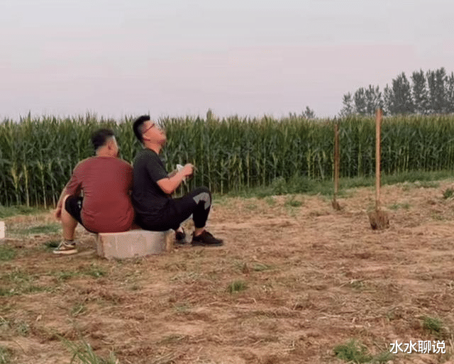 |田静一家干农活，姚威动作娴熟成焦点，网友：他本该有更好的生活