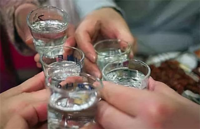 安徽男子酒驾身亡,家属向同桌5人索赔182万,被告都称自己先走了