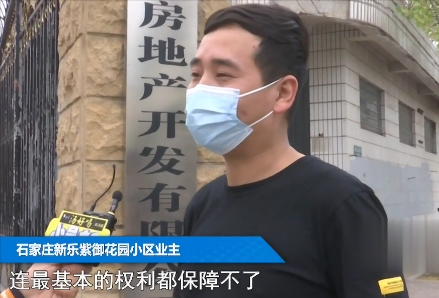 河北老人霸占楼梯5年:要上楼先交50万,不然谁都别想从这过
