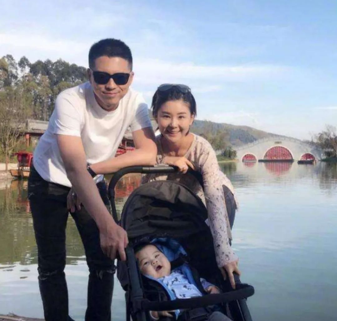 李泽锋|李小萌产后晒幸福好身材