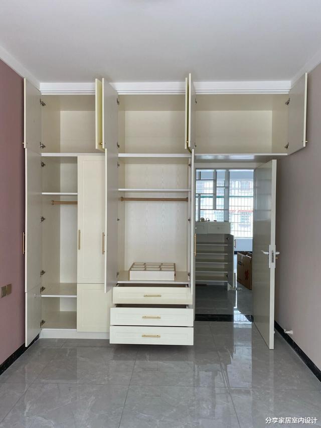 她第一次装修新房，自己设计，全屋请木工师傅打柜子，非常满意！