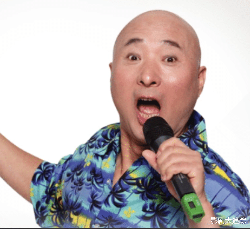 张艺谋|68岁陈佩斯和儿子拍视频，妻子罕见出镜，灰色大衣配卷发造型洋气