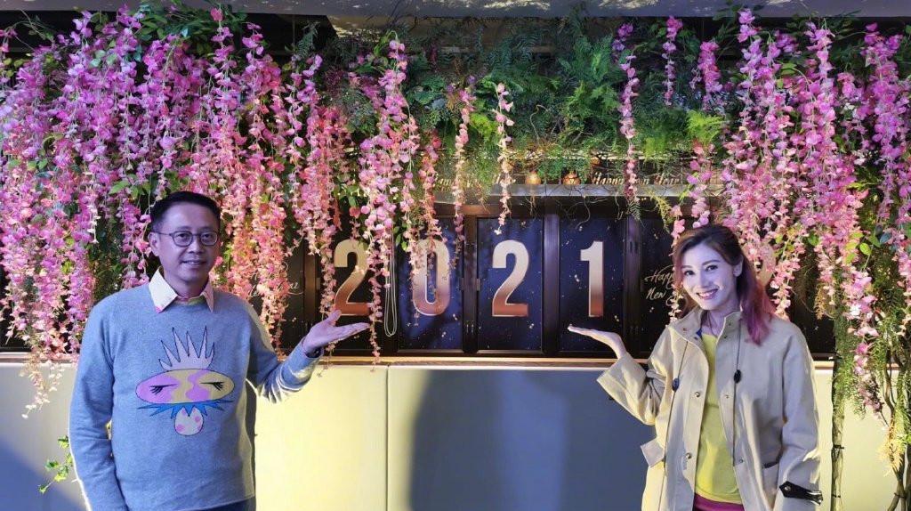 李嘉欣|51岁李嘉欣越老越惊艳，穿健美裤同狗亲吻，原装五官加“牛奶肌肤”好美