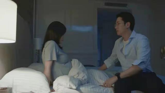 何炅|难产、出轨、产后抑郁,热播剧《婚姻的两种猜想》,真敢播!