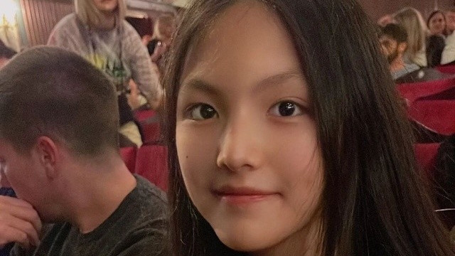 李湘|李湘携女儿伦敦看歌剧，Angela拎两万包包瘦太多，留英学费近40万