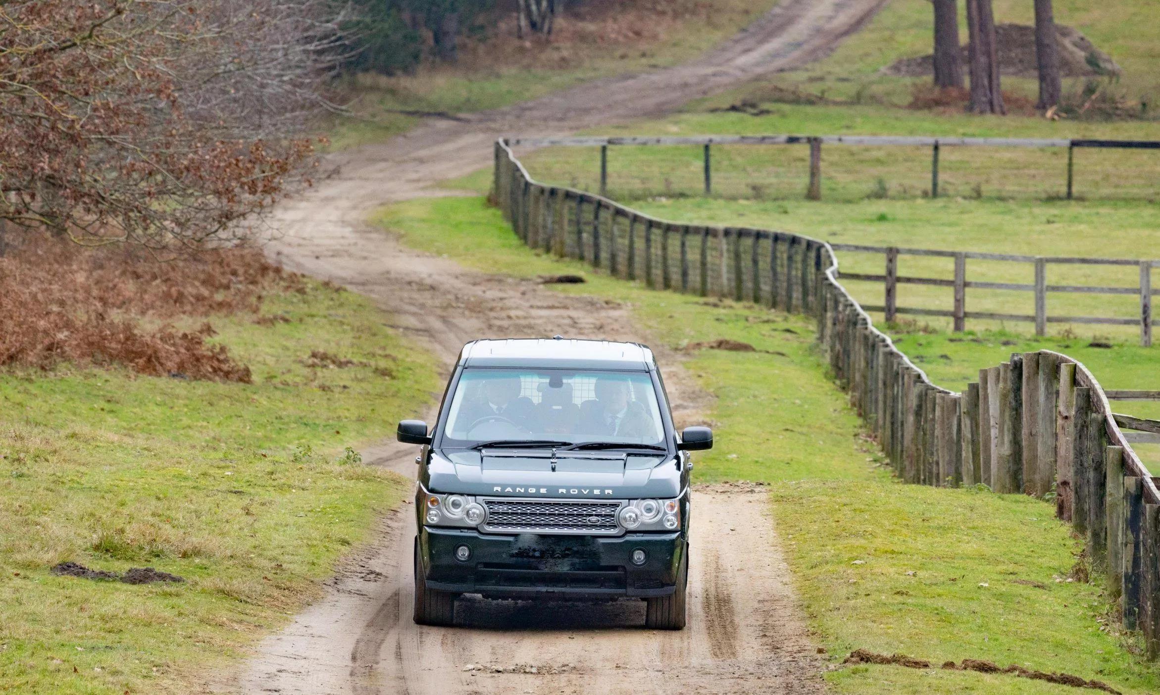 菲利普亲王 96岁女王乘车遛弯,看着消瘦了不少,戴花头巾涂大红唇人老心不老