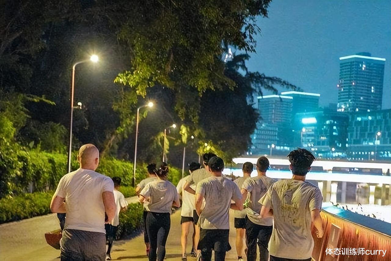 跑步|45岁上海男子,每晚坚持夜跑5公里,一年后,他得到了什么?
