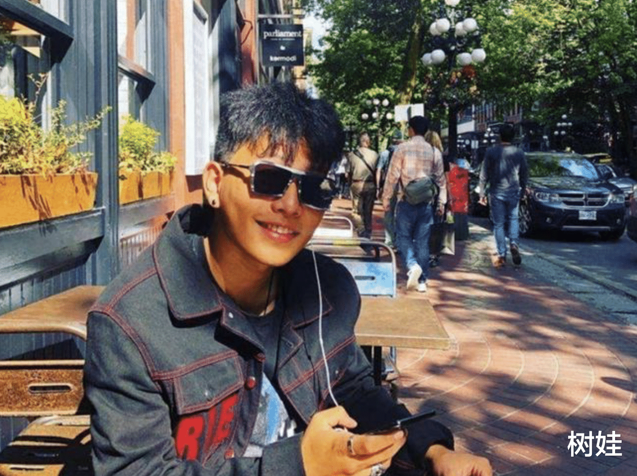 陈坤|陈坤20岁儿子晒照庆生,气质雅痞打扮有型,戴耳钉露纹身彰显个性