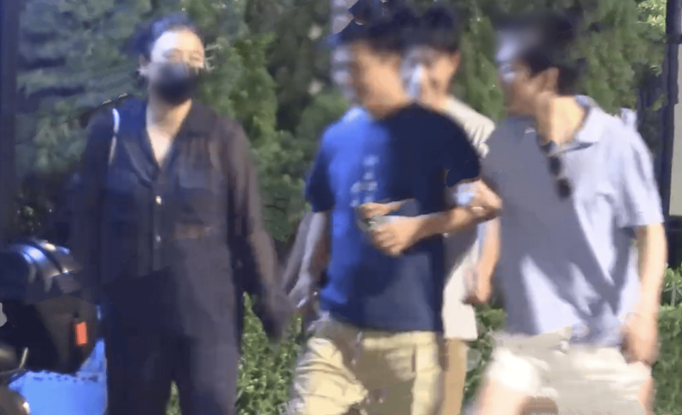 防晒衣 马思纯扎丸子头发际线上移，被网友质疑产后脱发