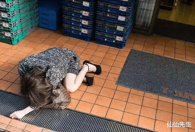 男子送醉酒女子回家,却心生性欲发生关系,女子咬住男子胸口反抗