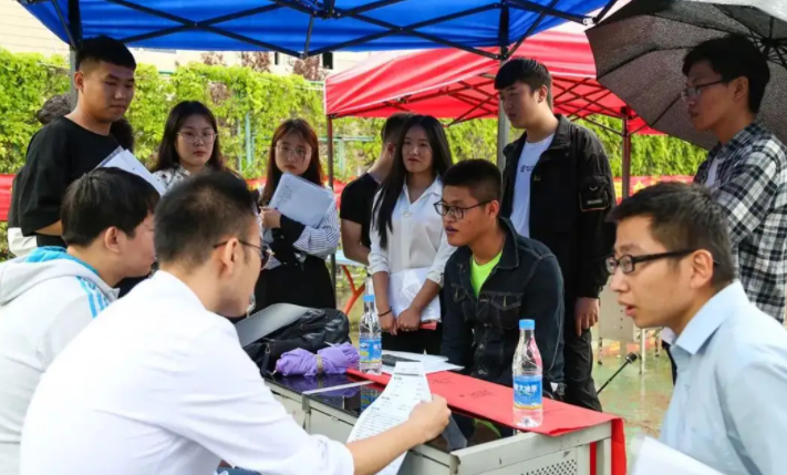 |“华为”校园招聘正式开始,应届生要抓住机遇,勇敢迎接挑战