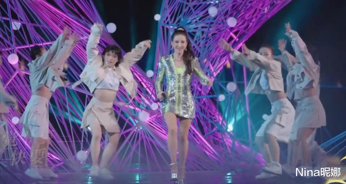 李玟|一洗前耻!李玟央视七夕晚会唱开场曲受好评,穿银色亮裙闪耀全场