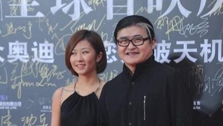美甲 刘欢女儿“整容式”长大！31岁女儿穿挂脖小黑裙窈窕又优雅，锁骨纹身野性十足太抢镜