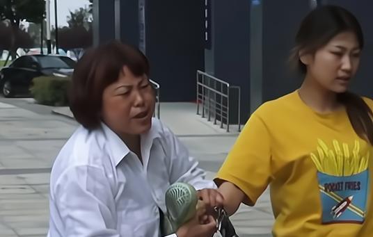 纪实亲妈为跟男友独吞房产,将女儿赶出家门,前夫:你没资格赶她