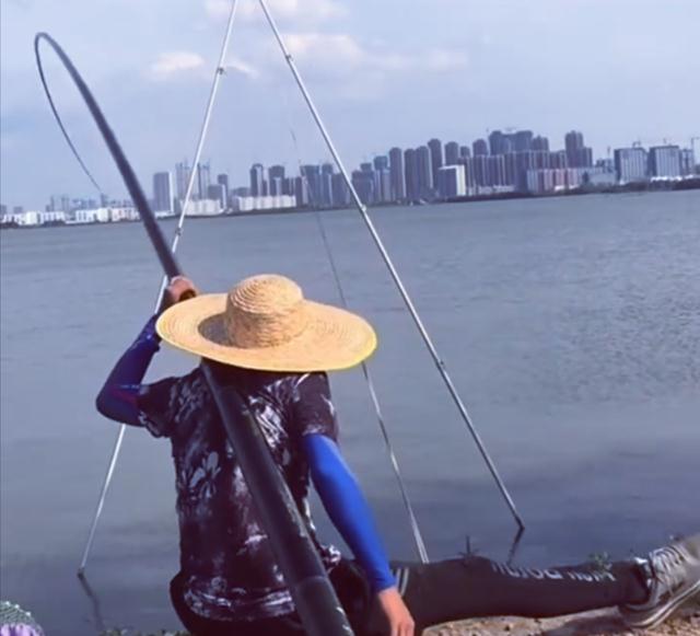 钓鱼|钓鱼界的天花板！男子直接扛来38米的大炮，姿势没有四五年学不会
