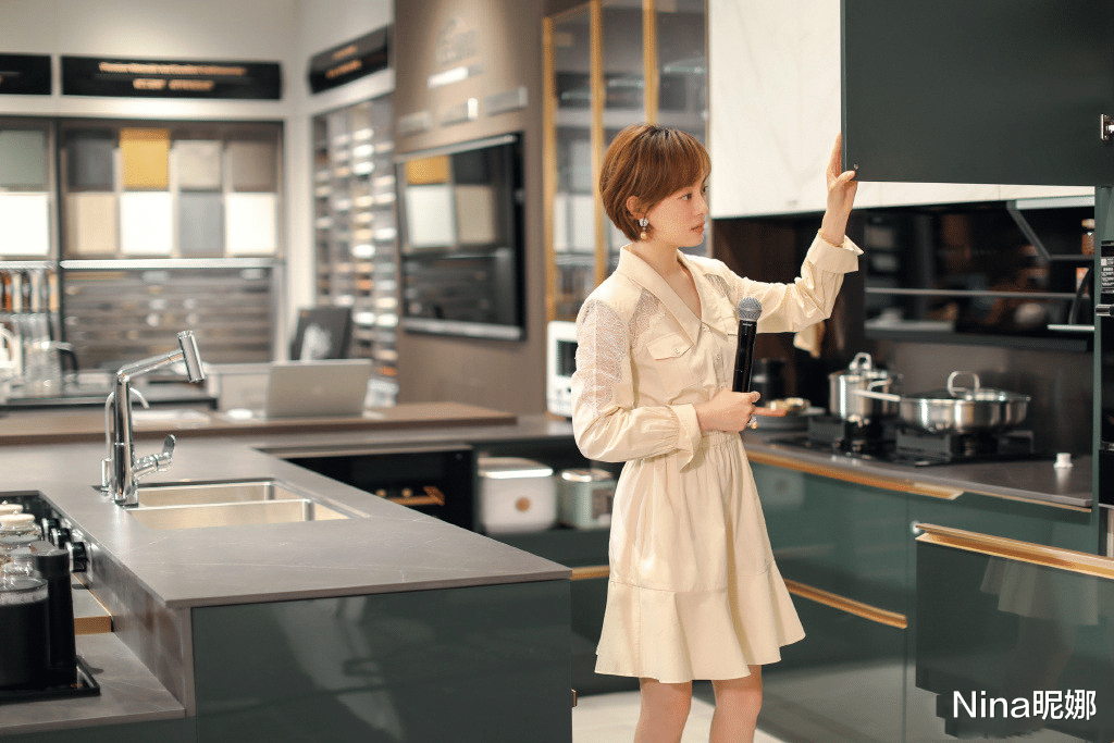 孙俪|孙俪为新剧牺牲大，穿皮衣露脐装女团风爆棚，39岁扎马尾吹泡泡扮小丑女