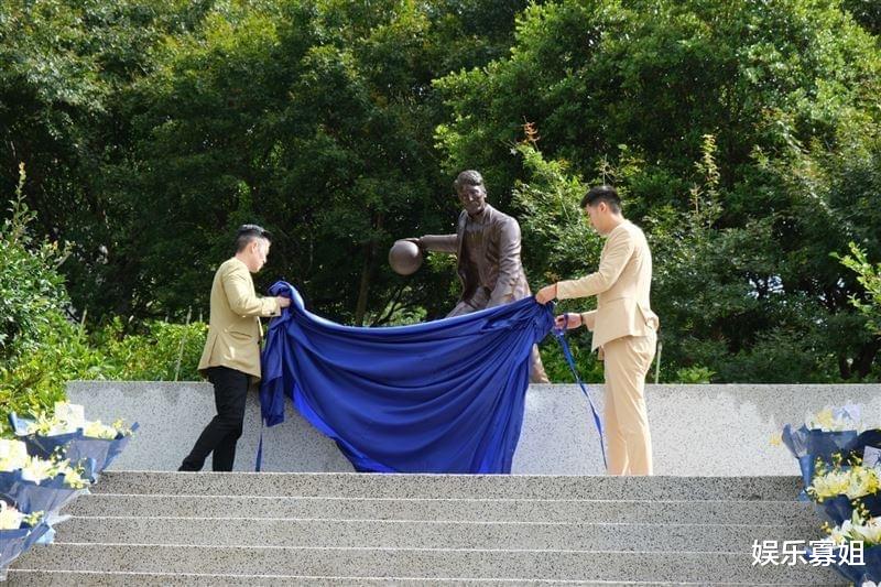 高以翔|高以翔38岁冥诞,父母为其制定思念铜像,陈建州等人持花缅怀