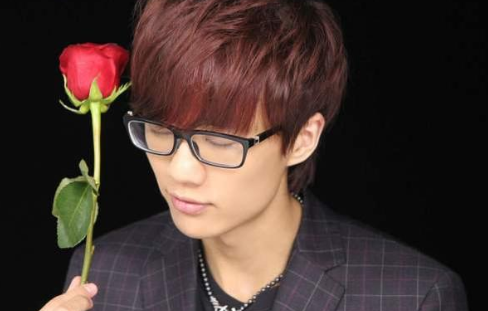 许嵩|“雅俗共赏”许嵩：央视用15分钟表扬，却曾被贴上“恶俗”标签