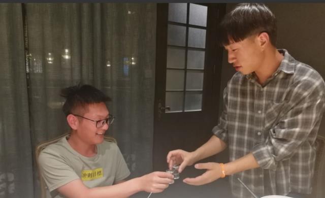 潜台词|陪领导喝酒,3句“潜台词”很关键,听不懂,得罪领导吃大亏