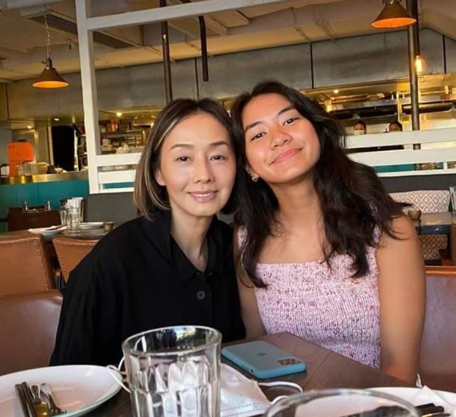 毛舜筠|62岁毛舜筠晒一家人合照，丈夫比自己大14岁，两人同框更像爷孙照