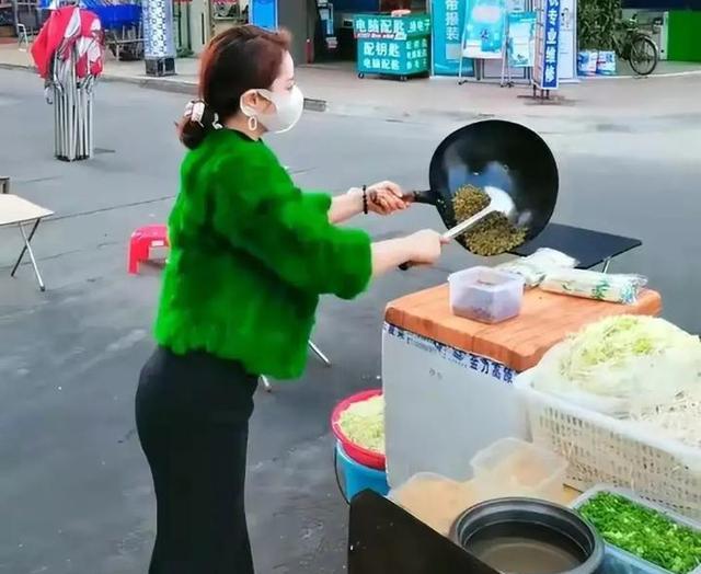 东莞炒粉姐走红，妆容精致摆路边摊，很多男网友流着口水去帮衬