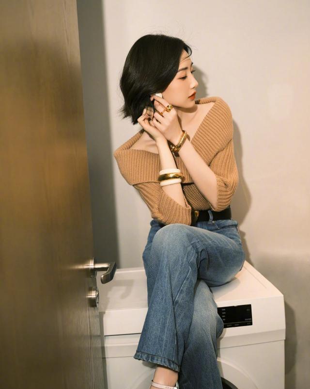 毛晓彤|毛晓彤穿棕色V领上衣露出白皙香肩!雪肤玉貌性感迷人