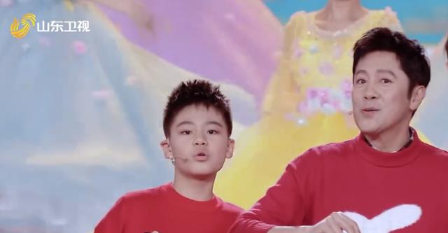 春晚|蔡轩正:星二代不愁资源,才上小学就被蔡国庆带着轻轻松松上春晚