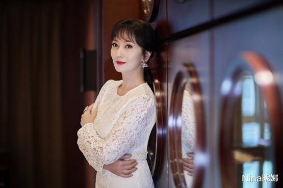 西装 真是美人坯子!69岁赵雅芝穿白色西装玩烟火棒,满面春光年轻得很