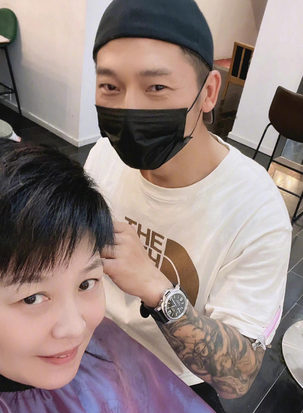 运动 李咏当初幸亏没丁克!哈文染红发带女儿看舞台剧,丧夫后生活悠闲