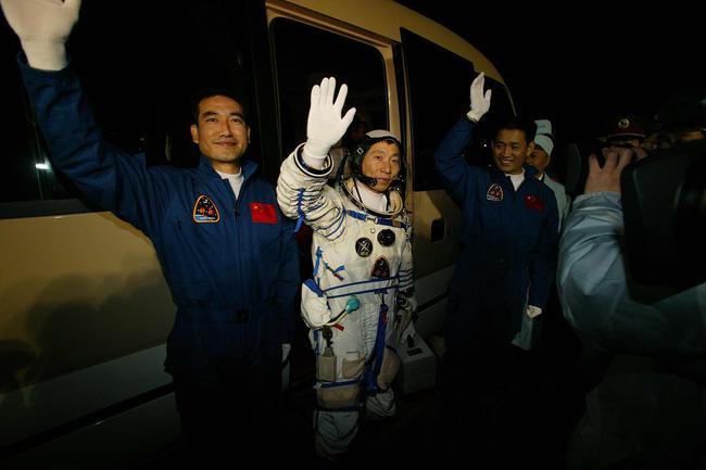 杨利伟首次上太空时,聂海胜和翟志刚小聚为他壮行,真实的中国人