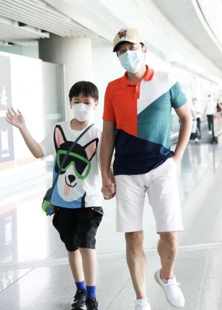 蔡国庆|蔡国庆首次晒全家福,素人妻子十年首露面,长相贤淑身材高大