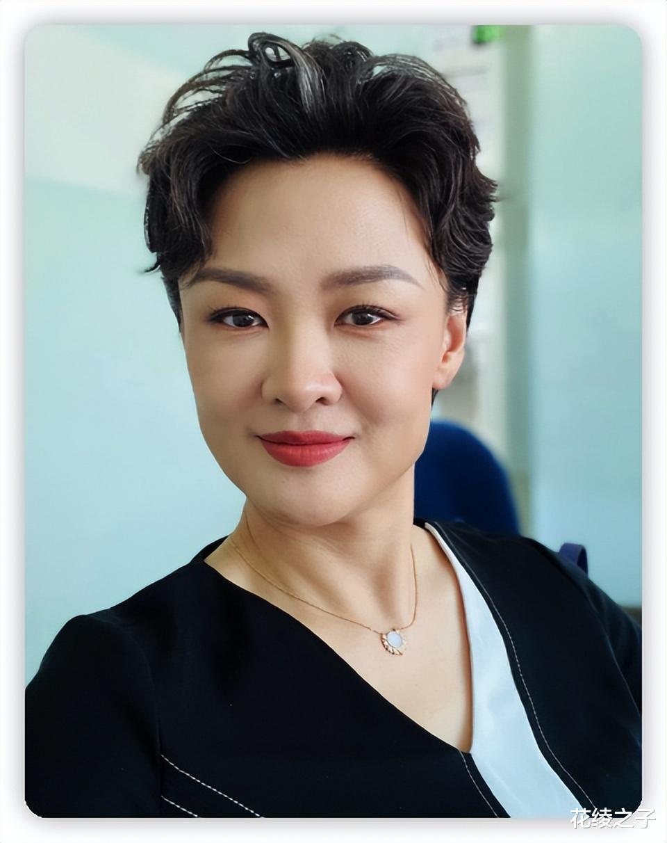 李小萌|前央视主持李小萌去新疆，和女儿坐豪华房车太潇洒，网友感叹有钱