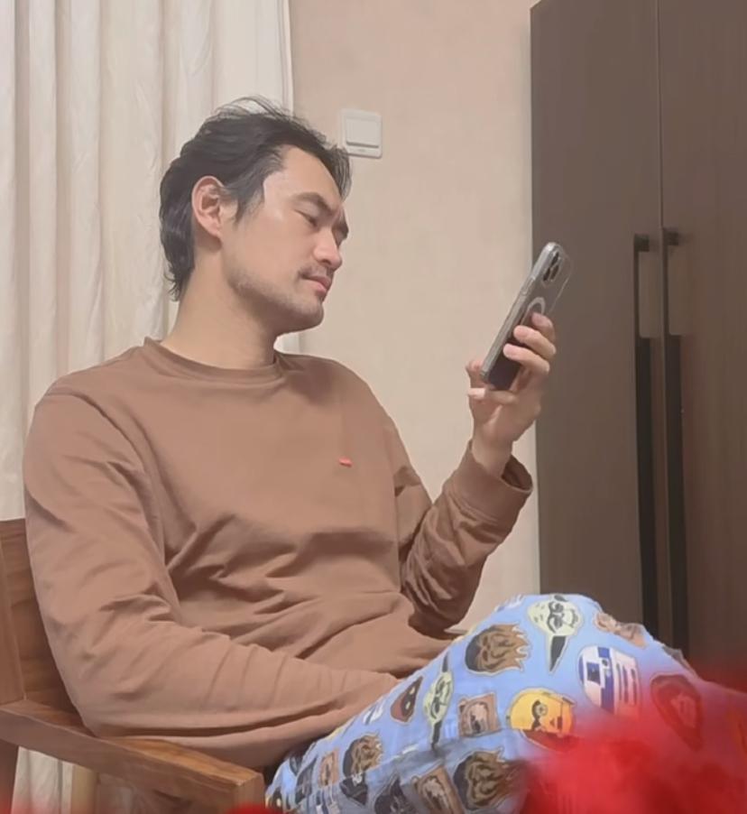 袁弘|张韵艺晒老公日常,40岁袁弘穿印花睡裤接地气,笑起来鱼尾纹明显