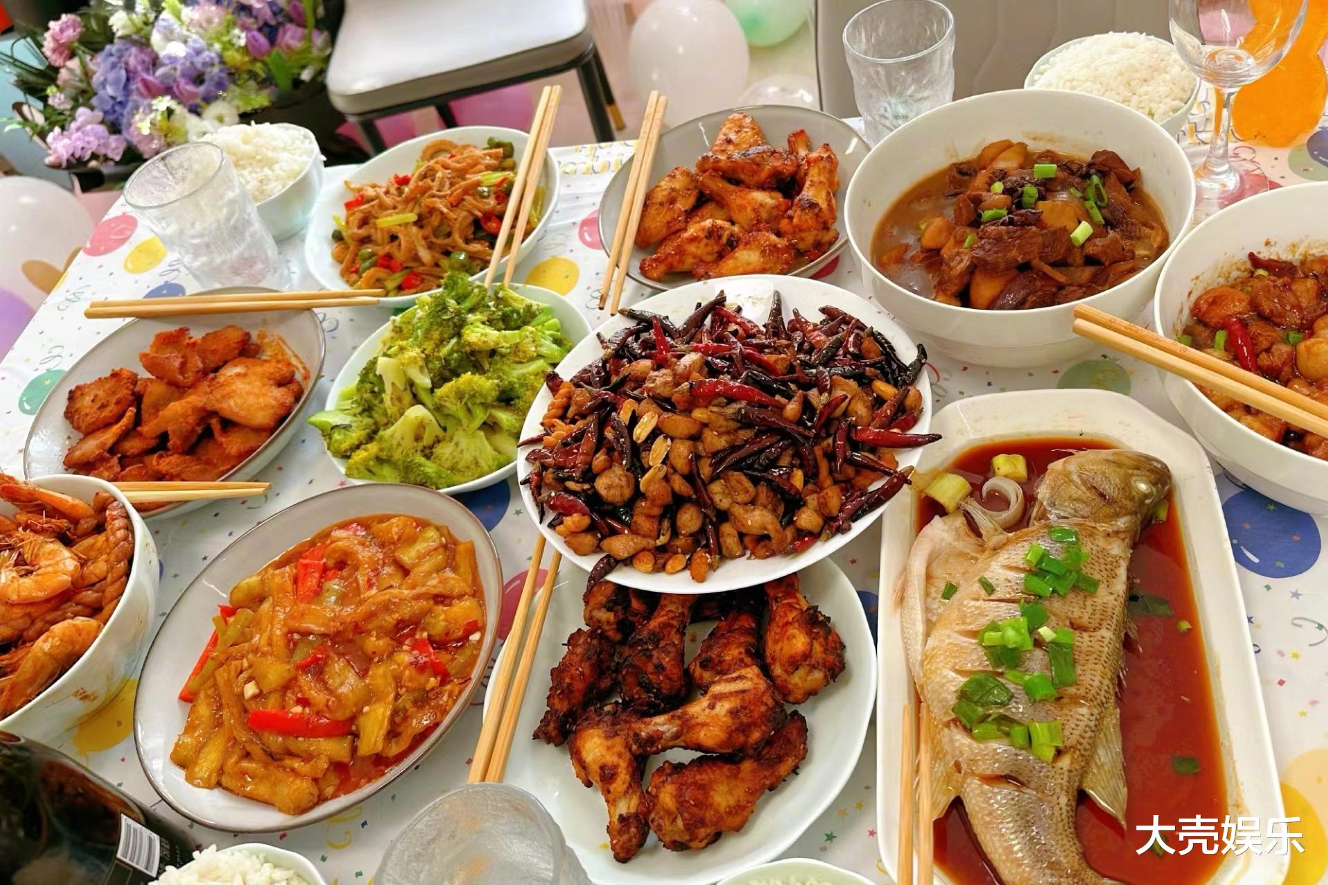 乔欣|29岁的乔欣直播庆生，同事亲自下厨做饭，有鱼有肉满满一大桌子菜