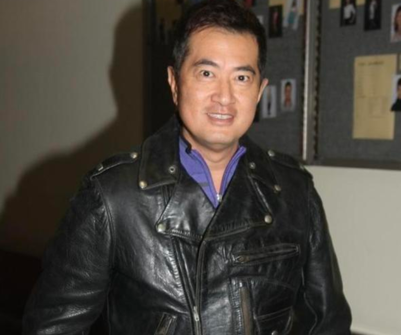 邓梓峰|黄霑女儿参加家族聚会,紧搂表姐夫李家鼎,邓梓峰3名子女也露面