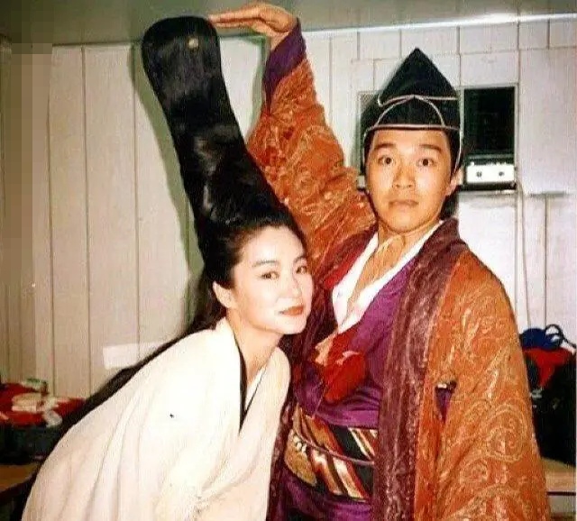 周星驰|30年前“周星驰”就预言了春晚！对比一模一样，可女主颜值却输了