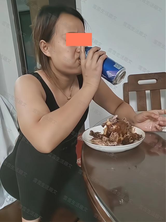 女友练武后大吃大喝,一只烤鸡自己吃,男子敢怒不敢言:她会武术