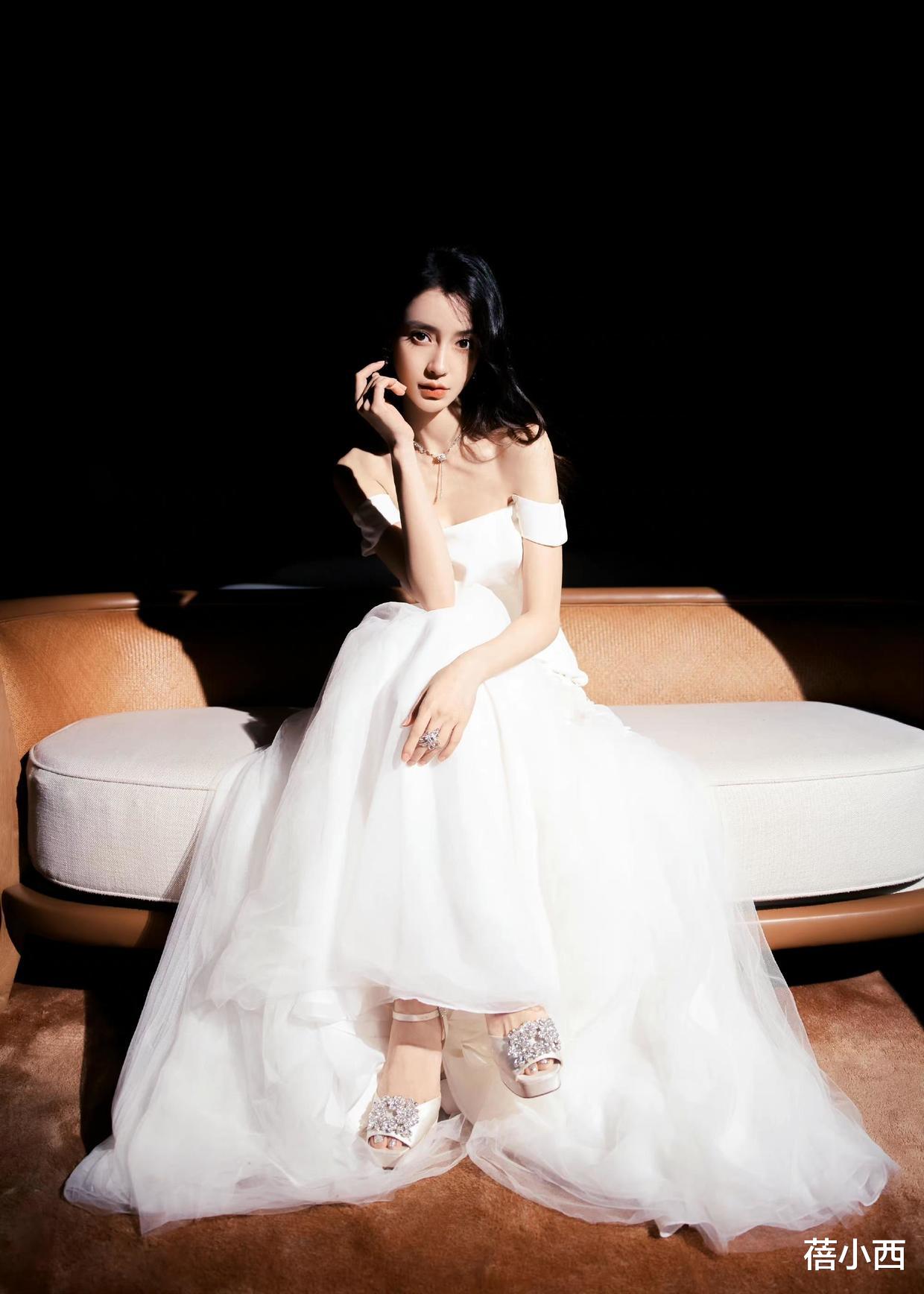 短发 “杨颖”离婚后更美了，穿牛仔外套扎高马尾亮相，称得上最美辣妈