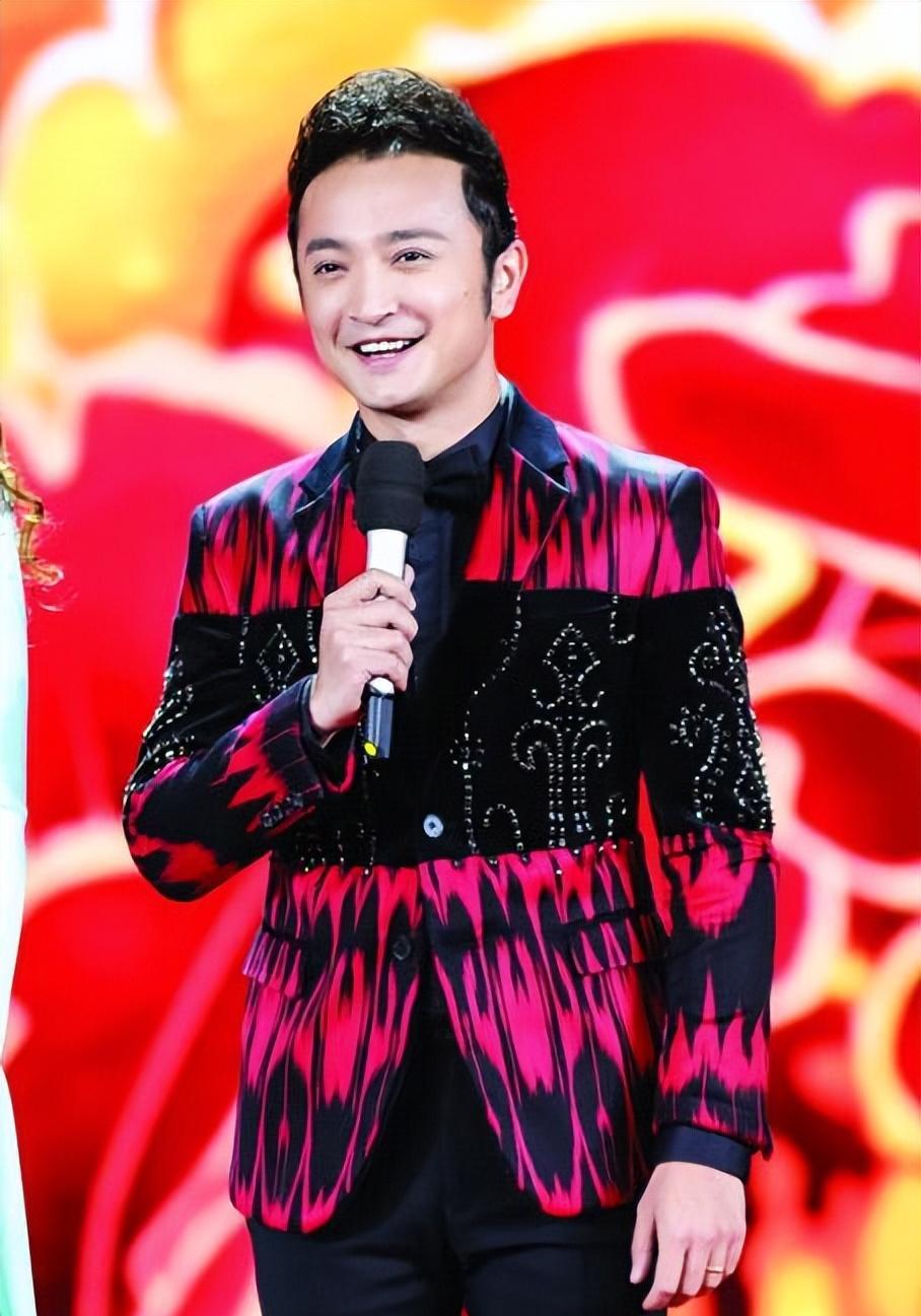 尼格买提|央视主持人尼格买提30岁结婚, 婚后9年无儿无女, 成父母最大遗憾