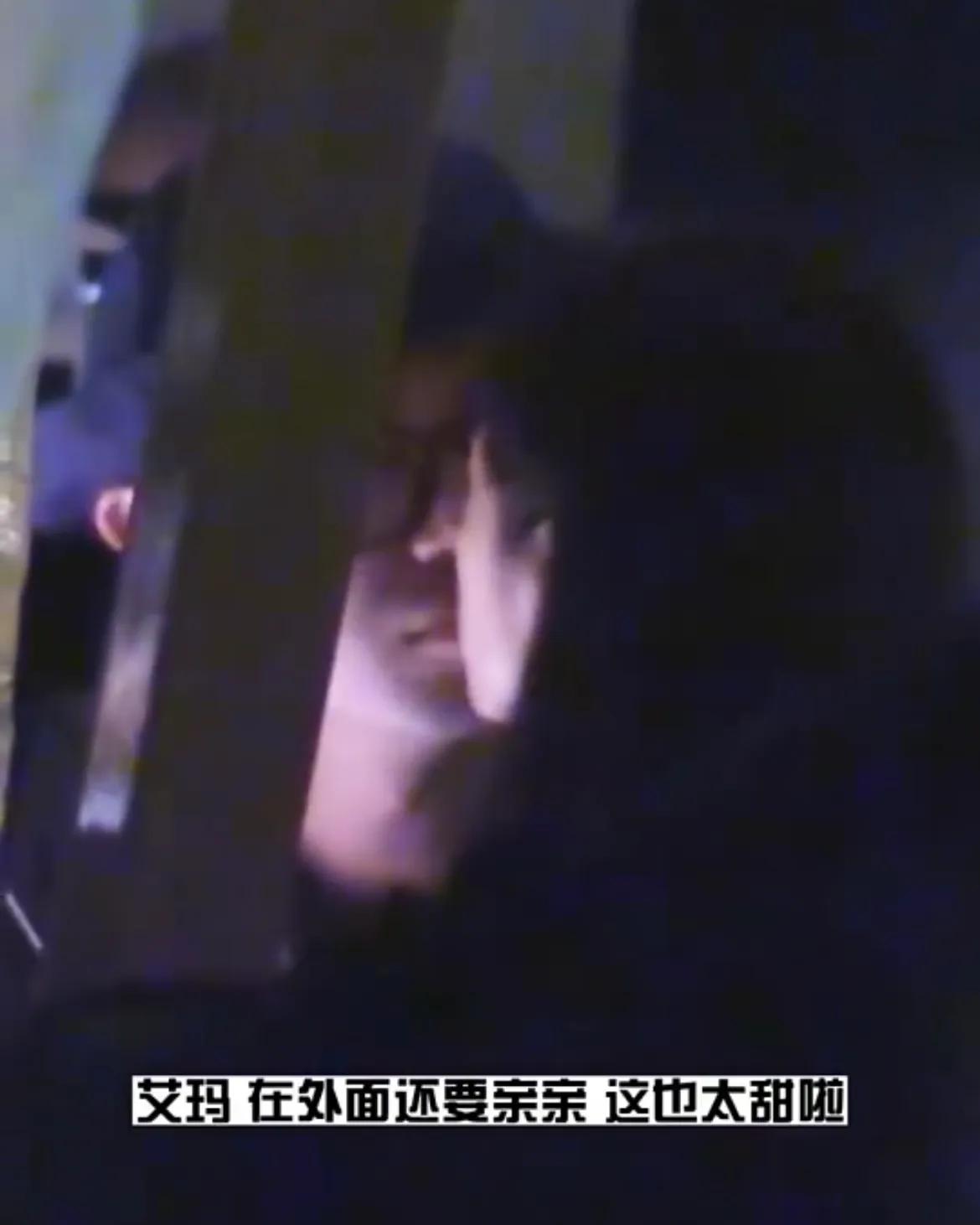 沈佳妮|好甜！朱亚文和老婆沈佳妮街头接吻撒狗粮，结婚十年恩爱像热恋