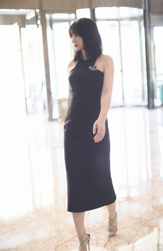 柳岩|柳岩是不是瘦了,穿上黑裙更有女人味了,越长越年轻
