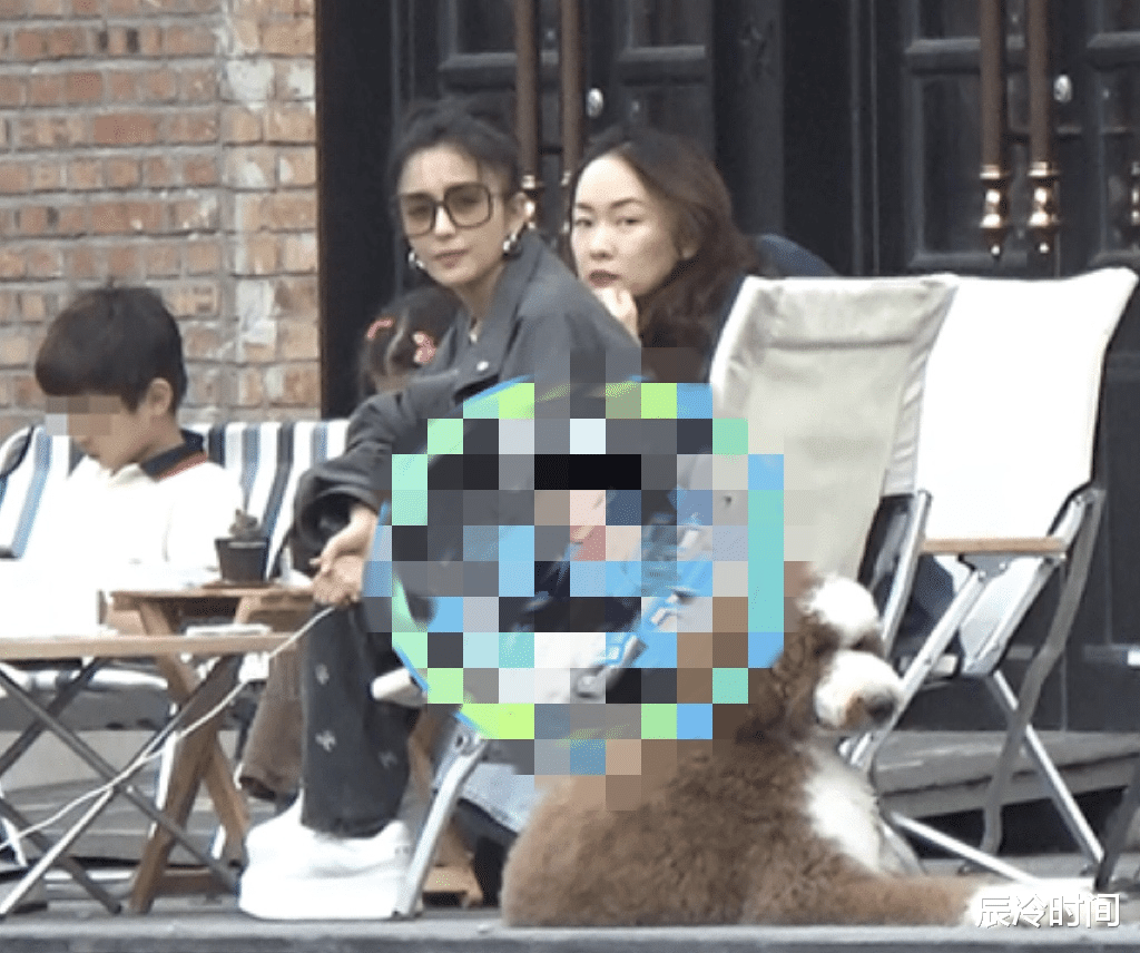 李宇春|在餐桌上拍到佟丽娅，脸上了年纪但没到老阿姨的地步，还是很漂亮