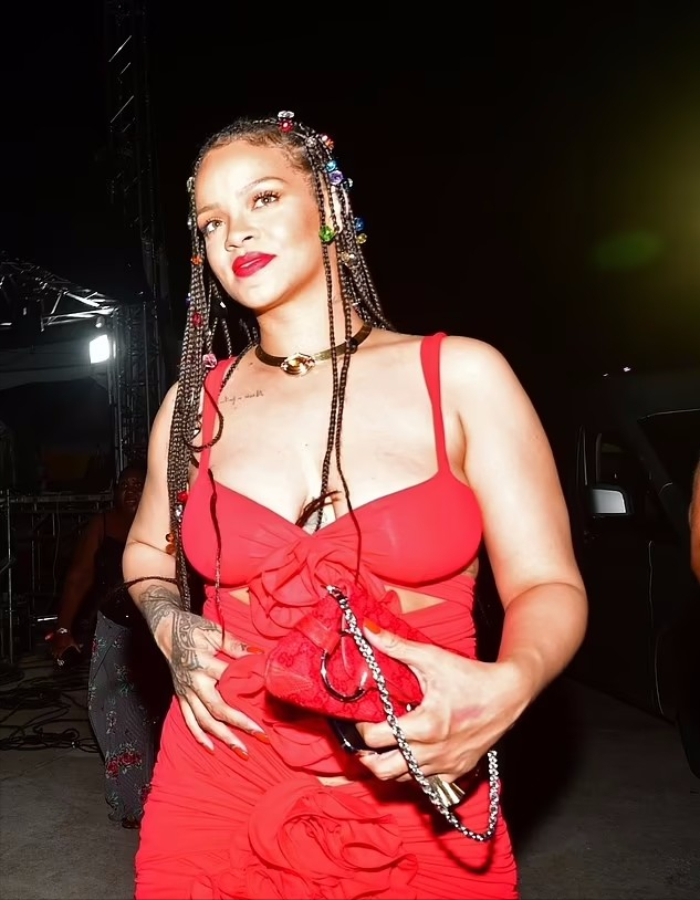 蕾哈娜|蕾哈娜和黑人男友亮相好喜庆！镂空迷你裙性感，生了儿子后更美了