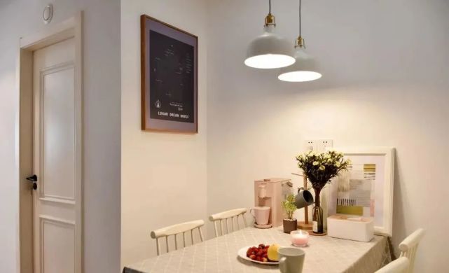 32岁阿姨的穷装新房火了，大白墙不吊顶，软装的力量实在是太强大