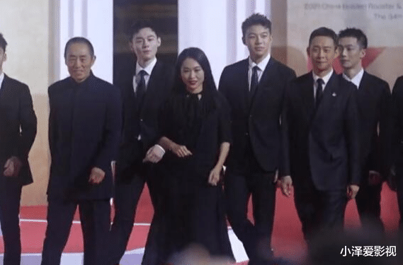 张末|张艺谋带大女儿走红毯见世面!38岁张末穿小黑裙,红唇长发撞脸章子怡