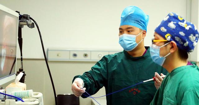 正在询问伤情时,伤者突然变得兴奋异常,医生立即把他推进手术室