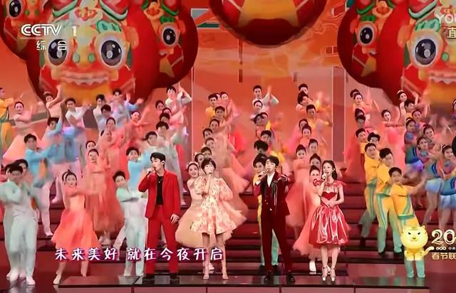 春晚|春晚出圈6大场面：赵丽颖紧张，撒贝宁嘴瓢，张小斐大衣成爆款